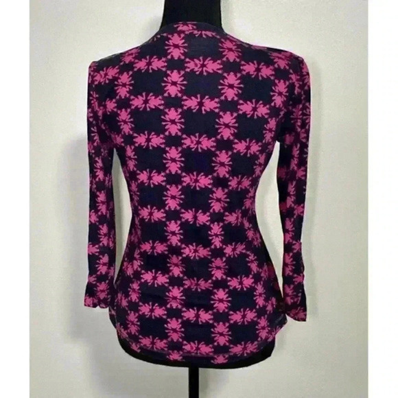 Lilly Pulitzer Janelle Top in Bright Navy Get Hoppy print, Size XSmall - Picture 4 of 5